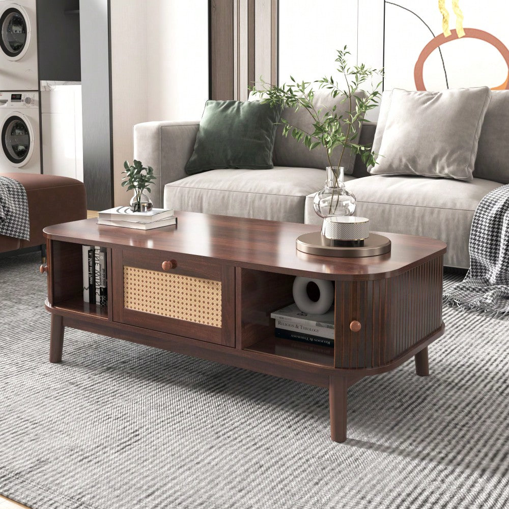 Couchtisch - Rattan-Kaffeetisch, Schubladen mit Rattan und Schiebetüren mit Massivholzlatten, Massivholzbeine, Natürlicher Landhausstil.