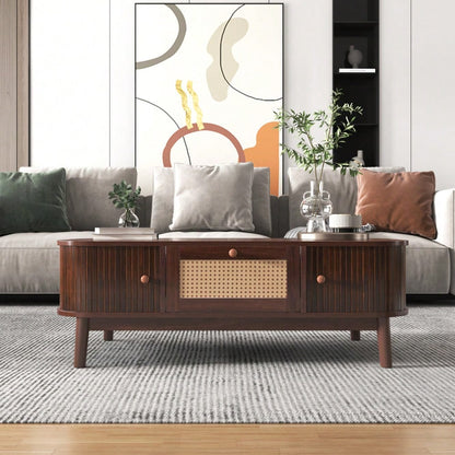 Couchtisch - Rattan-Kaffeetisch, Schubladen mit Rattan und Schiebetüren mit Massivholzlatten, Massivholzbeine, Natürlicher Landhausstil.