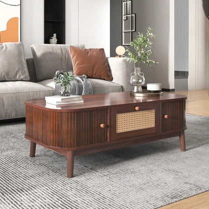 Couchtisch - Rattan-Kaffeetisch, Schubladen mit Rattan und Schiebetüren mit Massivholzlatten, Massivholzbeine, Natürlicher Landhausstil.
