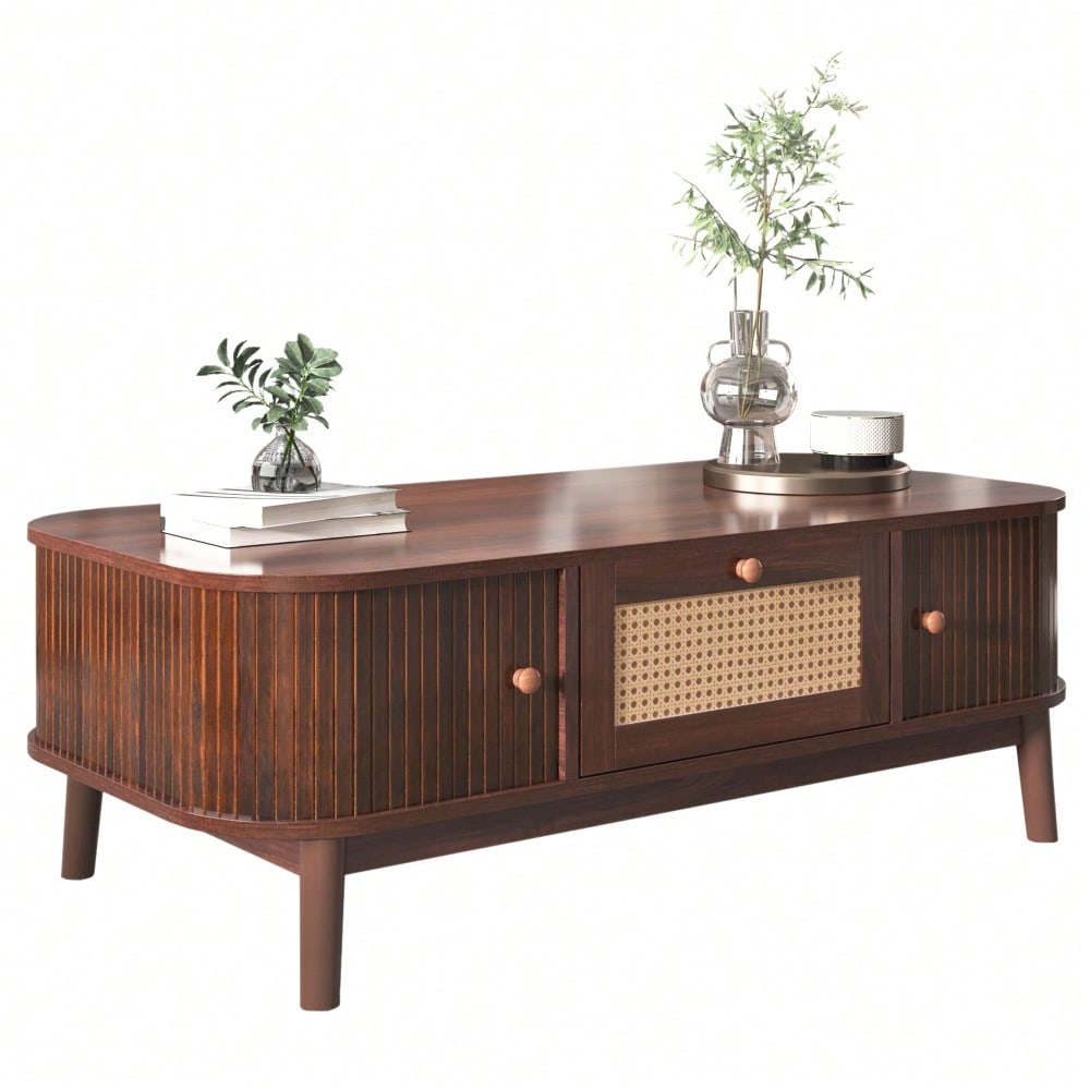Couchtisch - Rattan-Kaffeetisch, Schubladen mit Rattan und Schiebetüren mit Massivholzlatten, Massivholzbeine, Natürlicher Landhausstil.