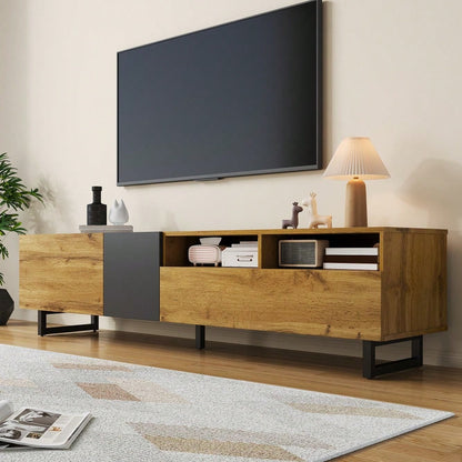 Colorblock-TV-Schrank, einfaches Kontrastfarbdesign, drei Türen und zwei Fächer, U-förmige Metallbeine, Retro-Holzmaserung