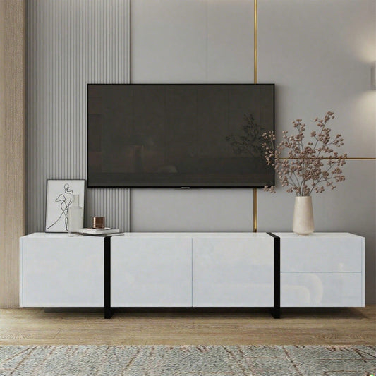 TV-Schrank, Lowboard, weißer Hochglanzschrank und schwarz abgesetzte Tischbeine, mit schlichten Schranktüren und Schubladen.