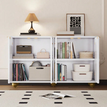 Sideboard mit vier geformten Türen, verstellbaren Innenböden, Metallgriffen und kugelförmigen Beinen