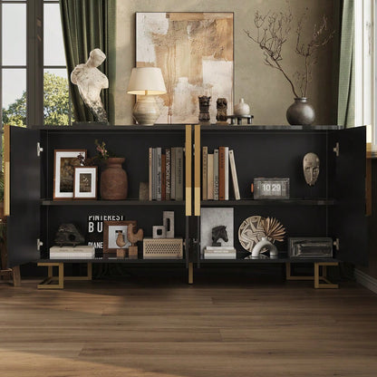 Das schwarze Sideboard (152 x 40 x 75 cm) verfügt über ein einzigartiges geometrisches Design und goldene Griffe und Füße für ein elegantes Gefühl