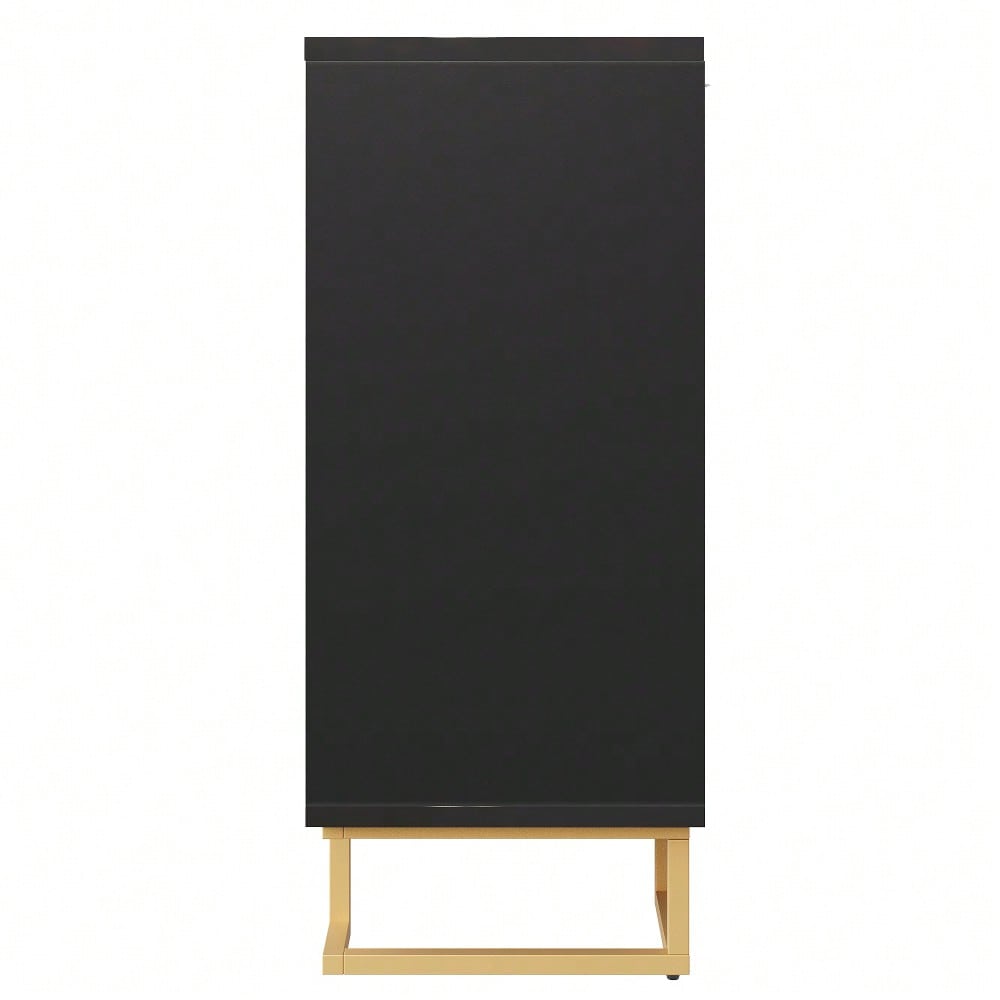 Das schwarze Sideboard (152 x 40 x 75 cm) verfügt über ein einzigartiges geometrisches Design und goldene Griffe und Füße für ein elegantes Gefühl