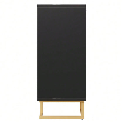 Das schwarze Sideboard (152 x 40 x 75 cm) verfügt über ein einzigartiges geometrisches Design und goldene Griffe und Füße für ein elegantes Gefühl