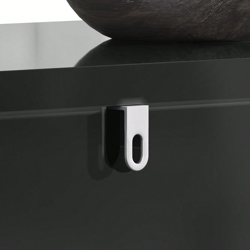 Das schwarze Sideboard (152 x 40 x 75 cm) verfügt über ein einzigartiges geometrisches Design und goldene Griffe und Füße für ein elegantes Gefühl