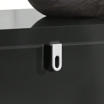 Das schwarze Sideboard (152 x 40 x 75 cm) verfügt über ein einzigartiges geometrisches Design und goldene Griffe und Füße für ein elegantes Gefühl