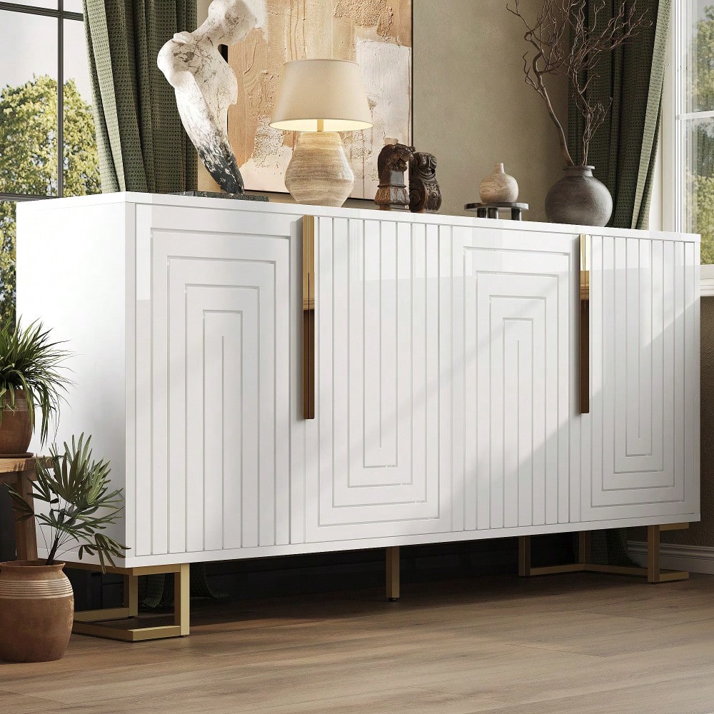 Das weiße Sideboard (152 x 40 x 75 cm) verfügt über ein einzigartiges geometrisches Design und goldene Griffe und Füße für ein elegantes Gefühl
