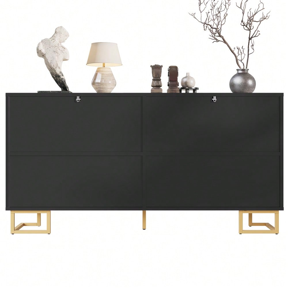 Das schwarze Sideboard (152 x 40 x 75 cm) verfügt über ein einzigartiges geometrisches Design und goldene Griffe und Füße für ein elegantes Gefühl