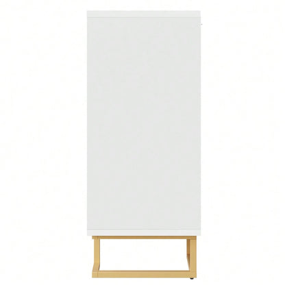 Das weiße Sideboard (152 x 40 x 75 cm) verfügt über ein einzigartiges geometrisches Design und goldene Griffe und Füße für ein elegantes Gefühl