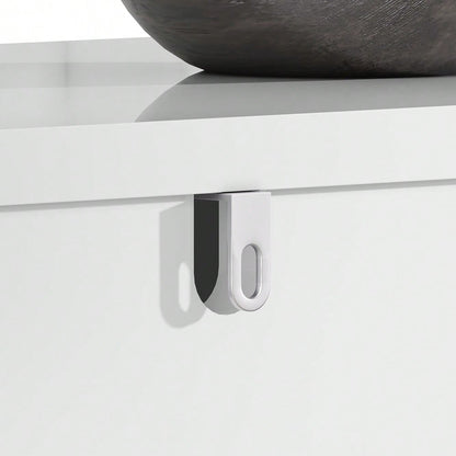 Das weiße Sideboard (152 x 40 x 75 cm) verfügt über ein einzigartiges geometrisches Design und goldene Griffe und Füße für ein elegantes Gefühl