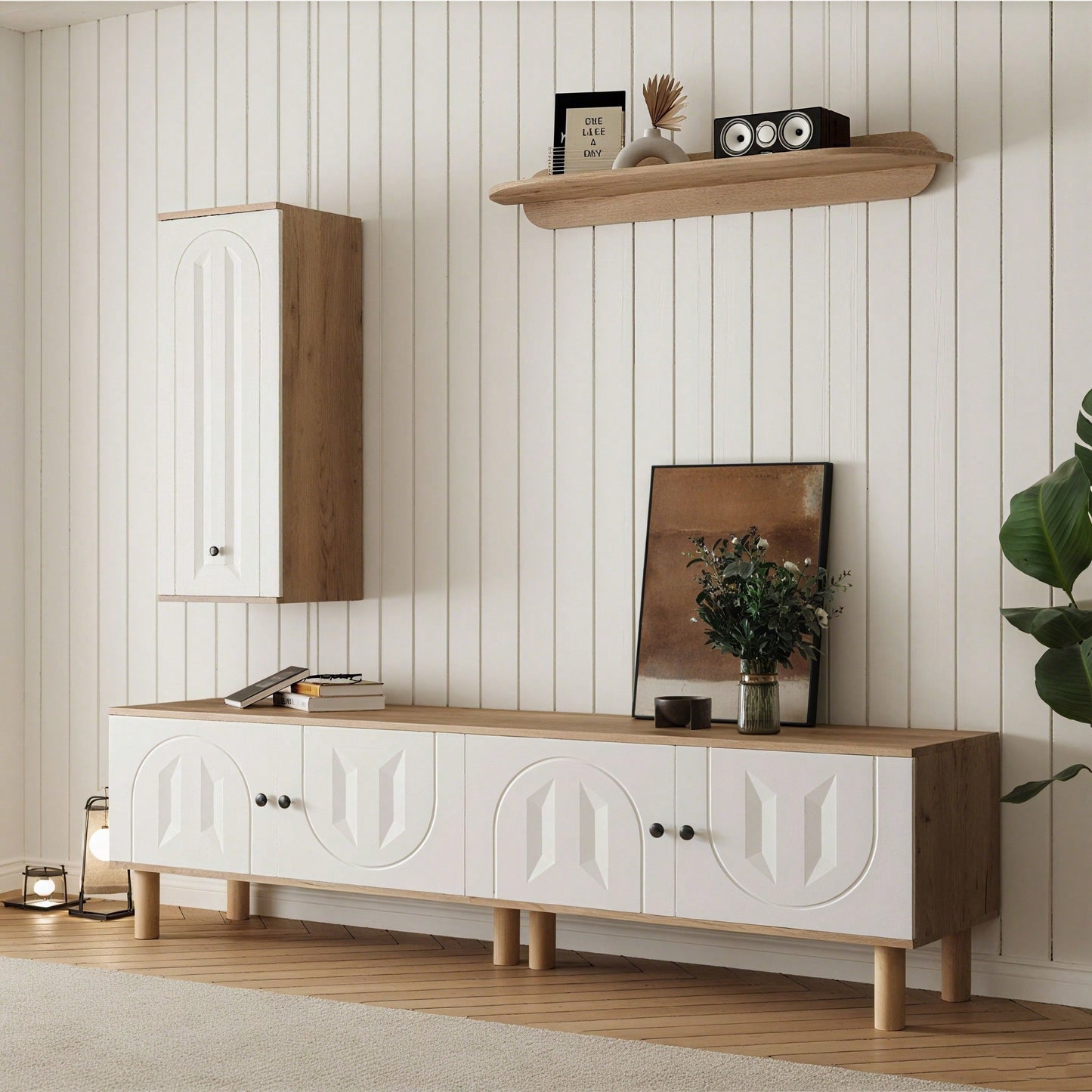 Wohnwand, 3-tlg ., best. aus: Highboard, Schränke, Wandboard. Weiße und hölzerne, geschnitzte Türpaneele.