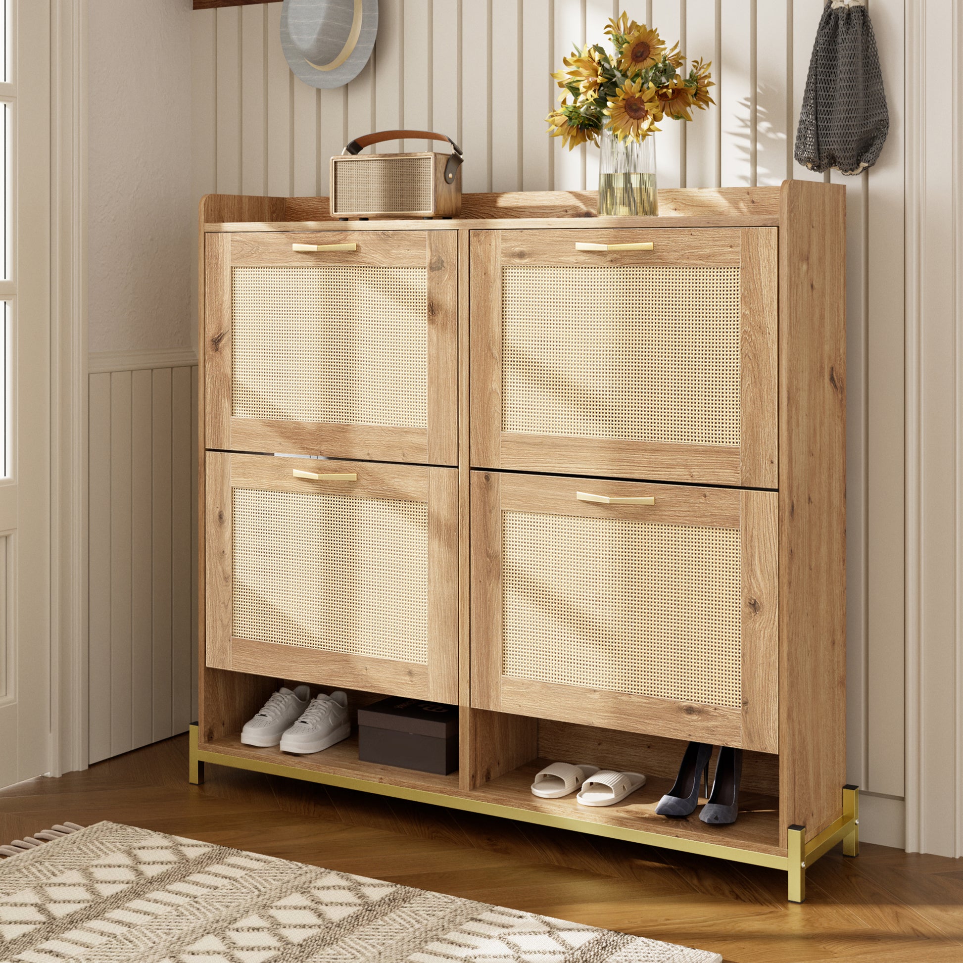 Gigab2b original image - Eleganter Schuhschrank aus Holz mit Rattantüren – 4 Türen, Metallrahmen und oberes Regal für stilvolle und übersichtliche Aufbewahrung.