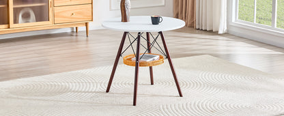 Runder Esstisch Ø 80 cm,Tischplatte aus weißem MDF, Tischbeine aus walnussfarbenem Massivholz, kombiniert mit einer schwebenden, geflochtenen Ablagekorbkonstruktion, geeignet für 2 bis 4 Personen.