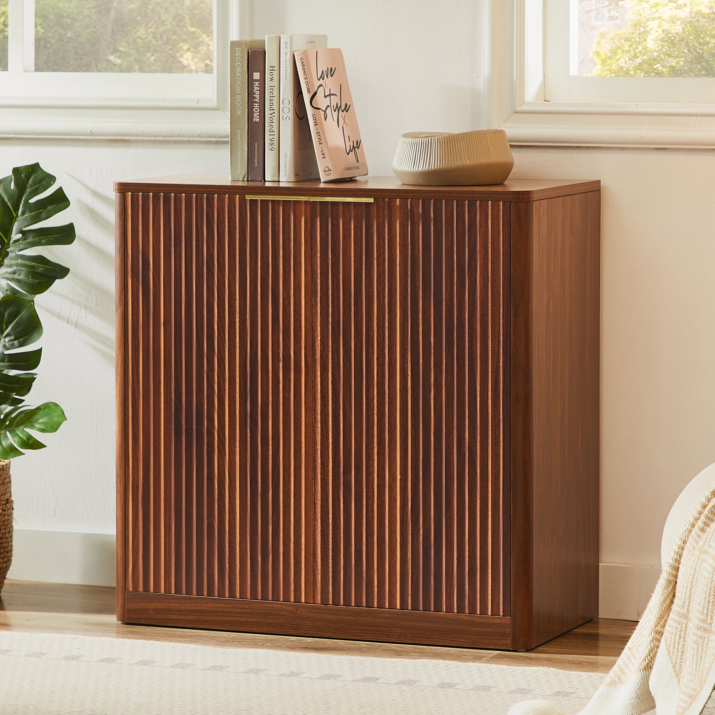 Modernes Sideboard mit Vertiefungspanelen & höhenverstellbaren Ablagen, TV-Schrank oder Buffet für Wohnzimmer & Esszimmer, wasserfeste Platte, 80x40x80 cm, Braun