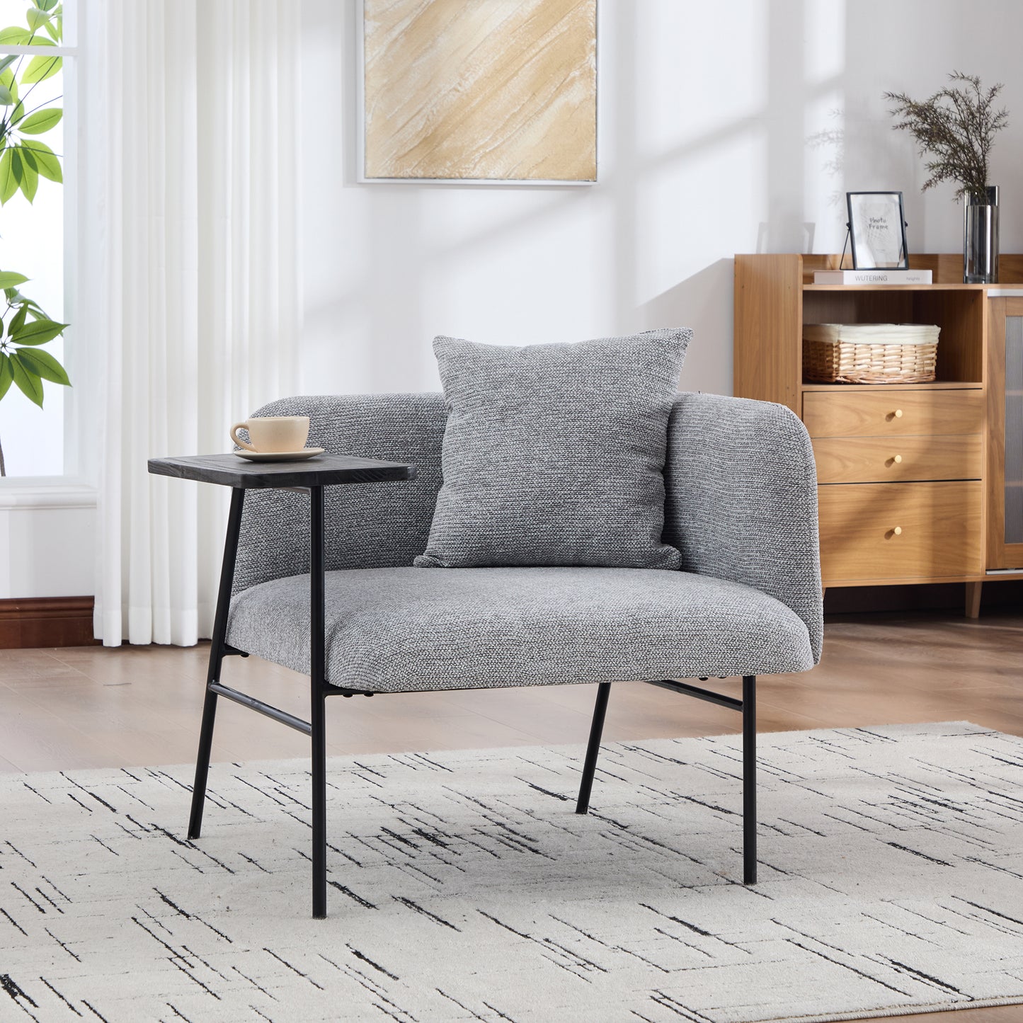 Gigab2b original image - Moderner Einzelsessel mit bequemer Stofflehne und zwei Staufächern, ergänzt durch einen praktischen Beistelltisch. Dieser minimalistische Beistelltisch mit Stauraum verfügt über einen stabilen Metallr