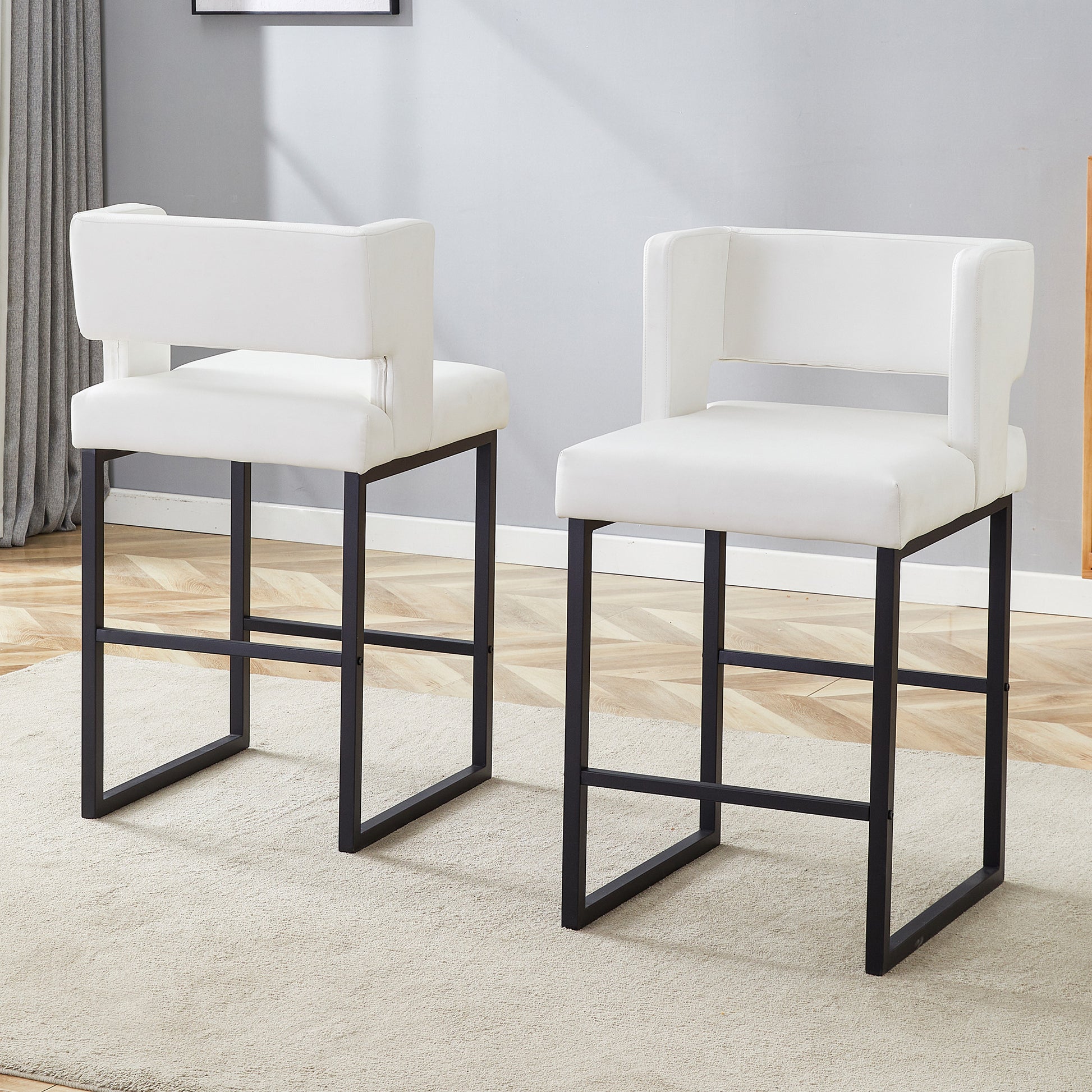 2 Sätze weißer Nordic Windbar Stuhl, mit modernem quadratischem Design, schwarzen Metallbeinen, leichtem und komfortablem Set. Um Ihren vielfältigen Produktbedarf gerecht zu werden.