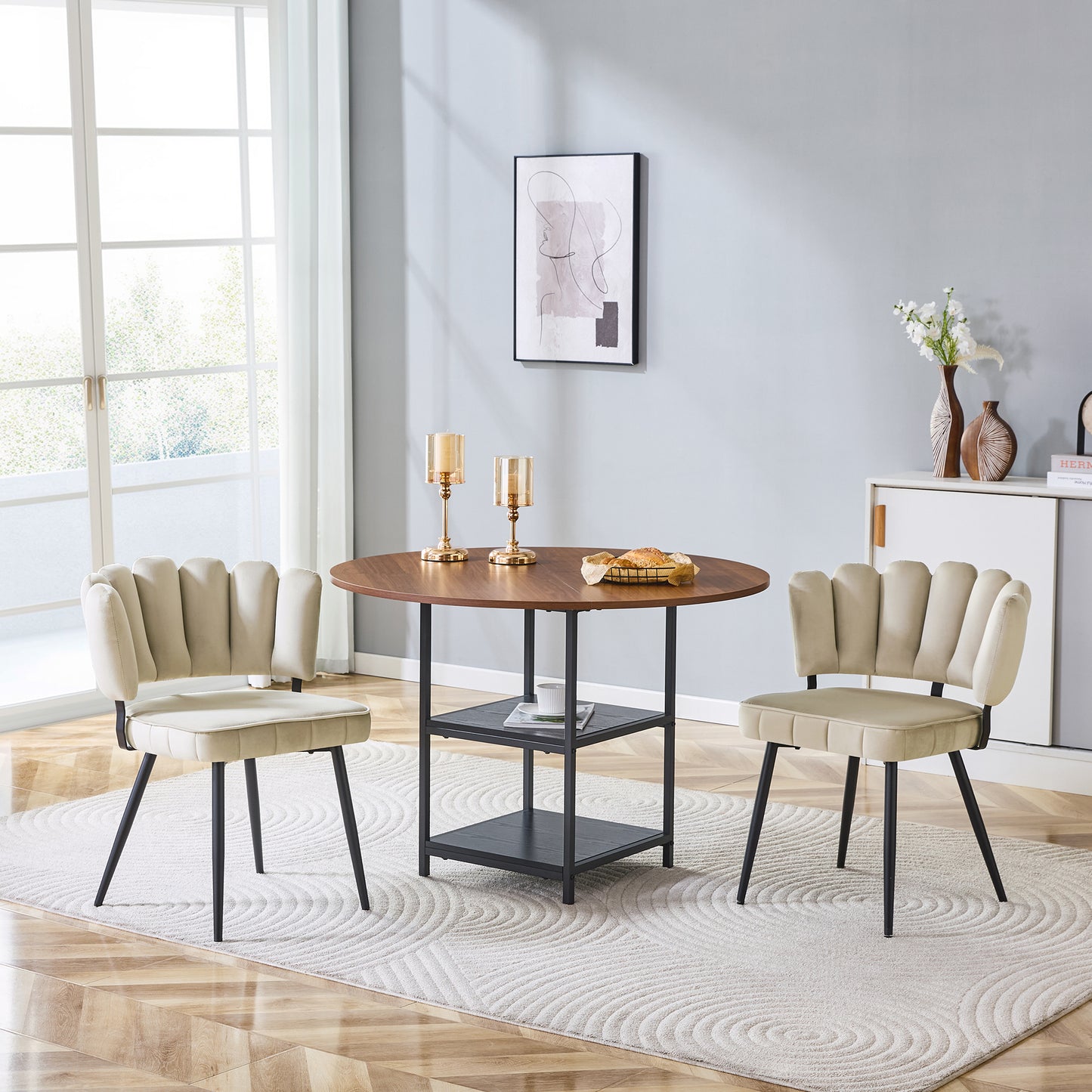 Gigab2b original image - Tisch- und Stuhlset. Runder 107 cm Esstisch in Nussbaum-Optik mit doppelter Stauraum-Ebene + 2 hellbraune Stoff-Esszimmerstühle mit blütenförmiger Rückenlehne – ideal für kleine Wohnungen.