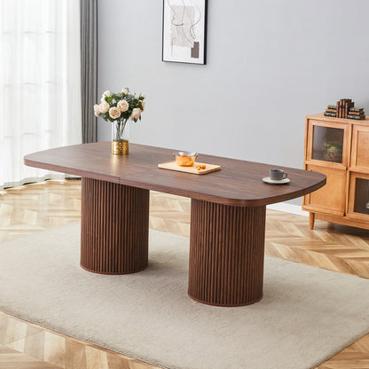 Moderner ovaler Esstisch mit geriffeltem Säulenfuß, hochwertiger MDF-Oberfläche in Holzoptik, im Wabi-Sabi- und Mid-Century-Stil für die heimische Küche