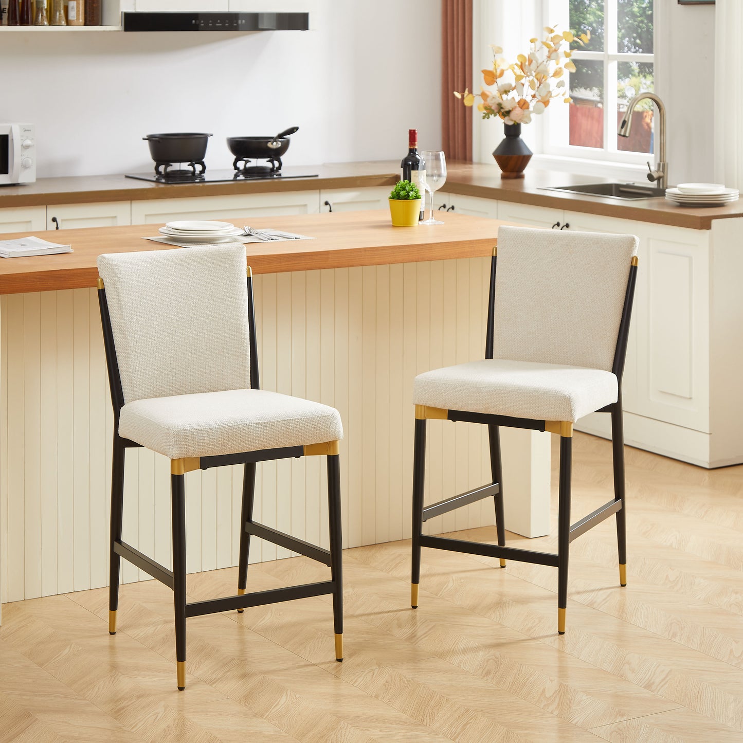 2er-Set Barhocker in Thekenhöhe, Küchenbarhocker im skandinavischen Stil mit rechteckiger Fußstütze, schwarz-goldenem Akzentrahmen und cremefarbenem Stoffkissen für Kücheninsel/Bar