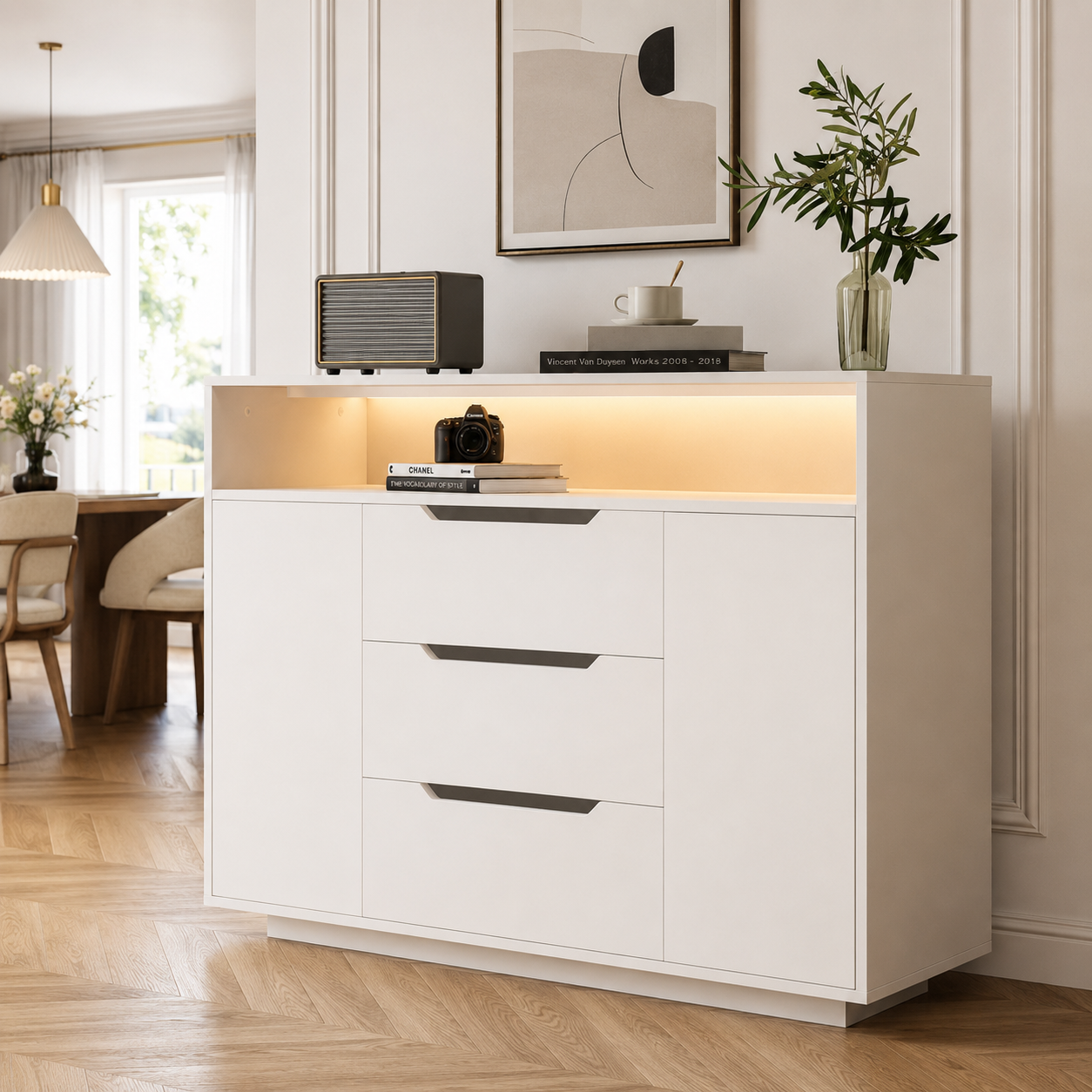 Gigab2b original image - Moderner weißer Multifunktionsschrank mit offenem Regal, drei Schubladen und beidseitigen Türen. Weiße Mattoptik mit Metallschienen und abgerundeten Kanten. Ideal für Wohnzimmer, Essbereich oder Büro.