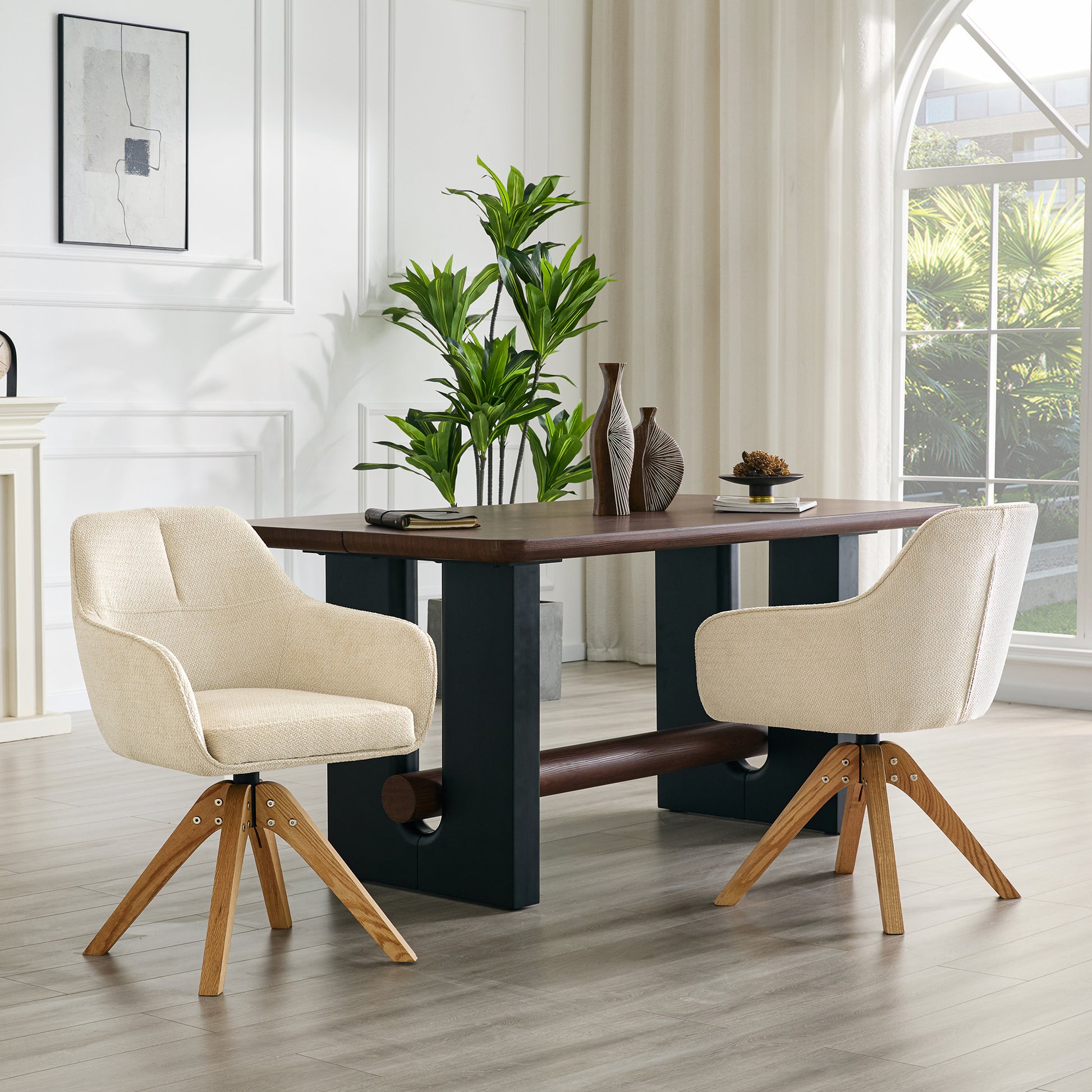 360° drehbarer Esszimmerstuhl mit Massivholzbeinen im 2er-Set. Bezogen mit beigem Stoffpolster, Schaumstoffsitz, ergonomisch geformte Rückenlehne, moderner, leicht luxuriöser Esszimmerstuhl.