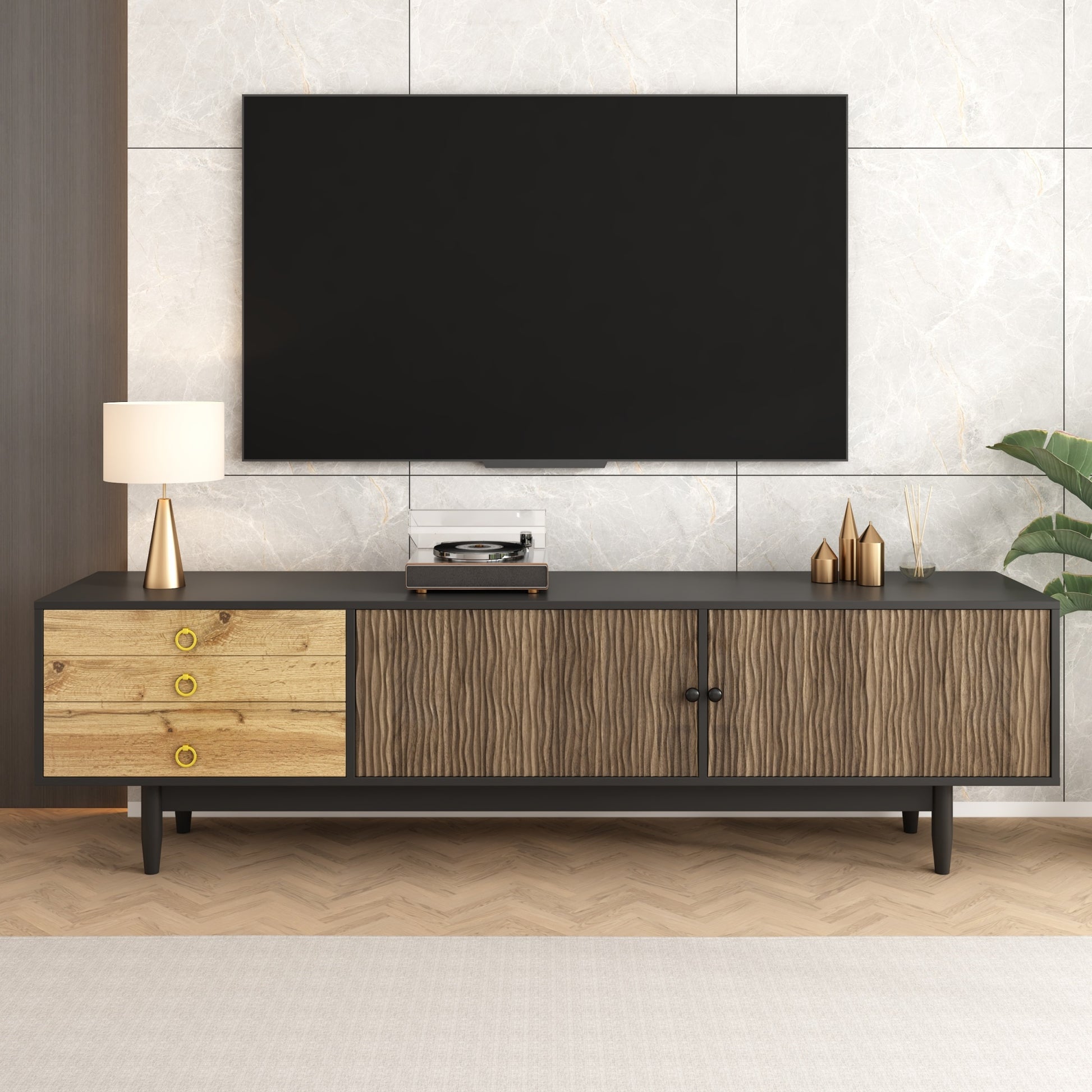Gigab2b original image - Fernsehschrank, lowboard mit Türpaneelen mit Wasserwellenmuster und drei Schubladen in einem Farbschema aus Holz und Schwarz.