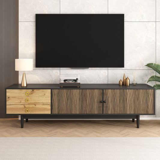 Gigab2b original image - Fernsehschrank, lowboard mit Türpaneelen mit Wasserwellenmuster und drei Schubladen in einem Farbschema aus Holz und Schwarz.