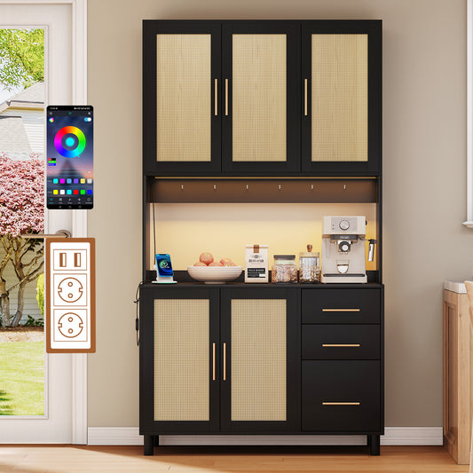 183cm Küchenanrichte, Buffet, App-gesteuerte LED-Deko-Lichter, 2 x USB, 2 x Steckdosen, verstellbare Einlegeböden, 3 Schubladen, goldene Metallgriffe, ideal für Küchen und Esszimmer.