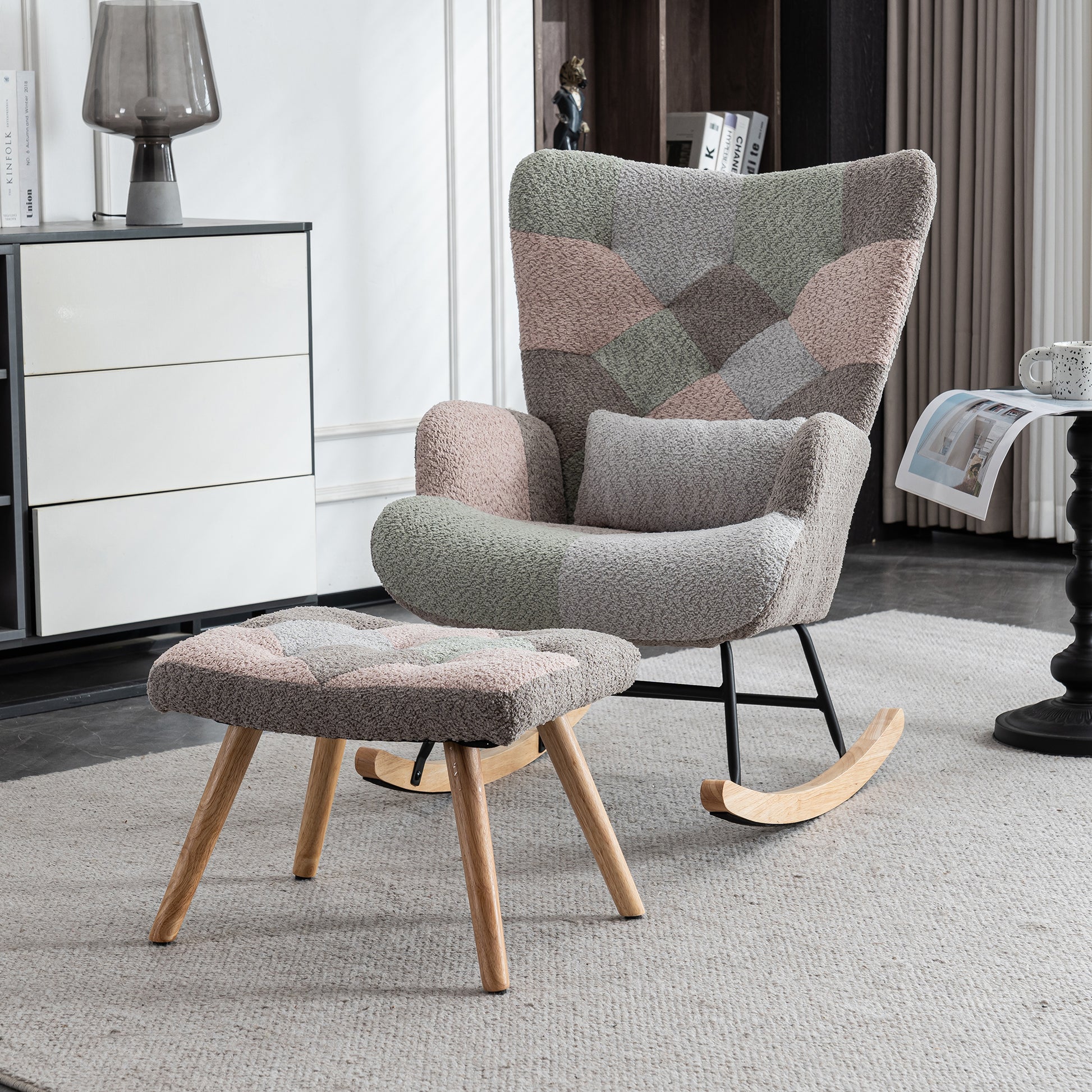 Bequemer bunter Schaukelstuhl, 93 cm hoch, Sitzbreite 43 cm – inklusive 1 Fußstütze (49*38*37 cm) und 1 Lendenkissen, stabiles Gestell aus Gummibaumholz, mehrfarbiges Design, Loungesessel
