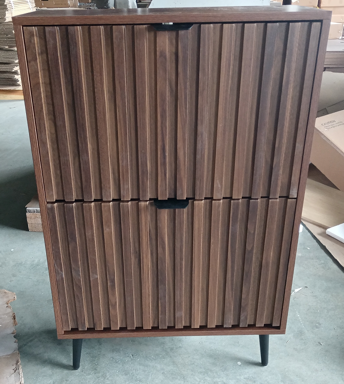 60 cm Schuhschrank aus Walnussholz – Freistehende Schuhaufbewahrung im Mid-Century-Modern-Stil mit zwei Klappfächern und gerilltem Design – Ideal für Flure und Eingangsbereiche