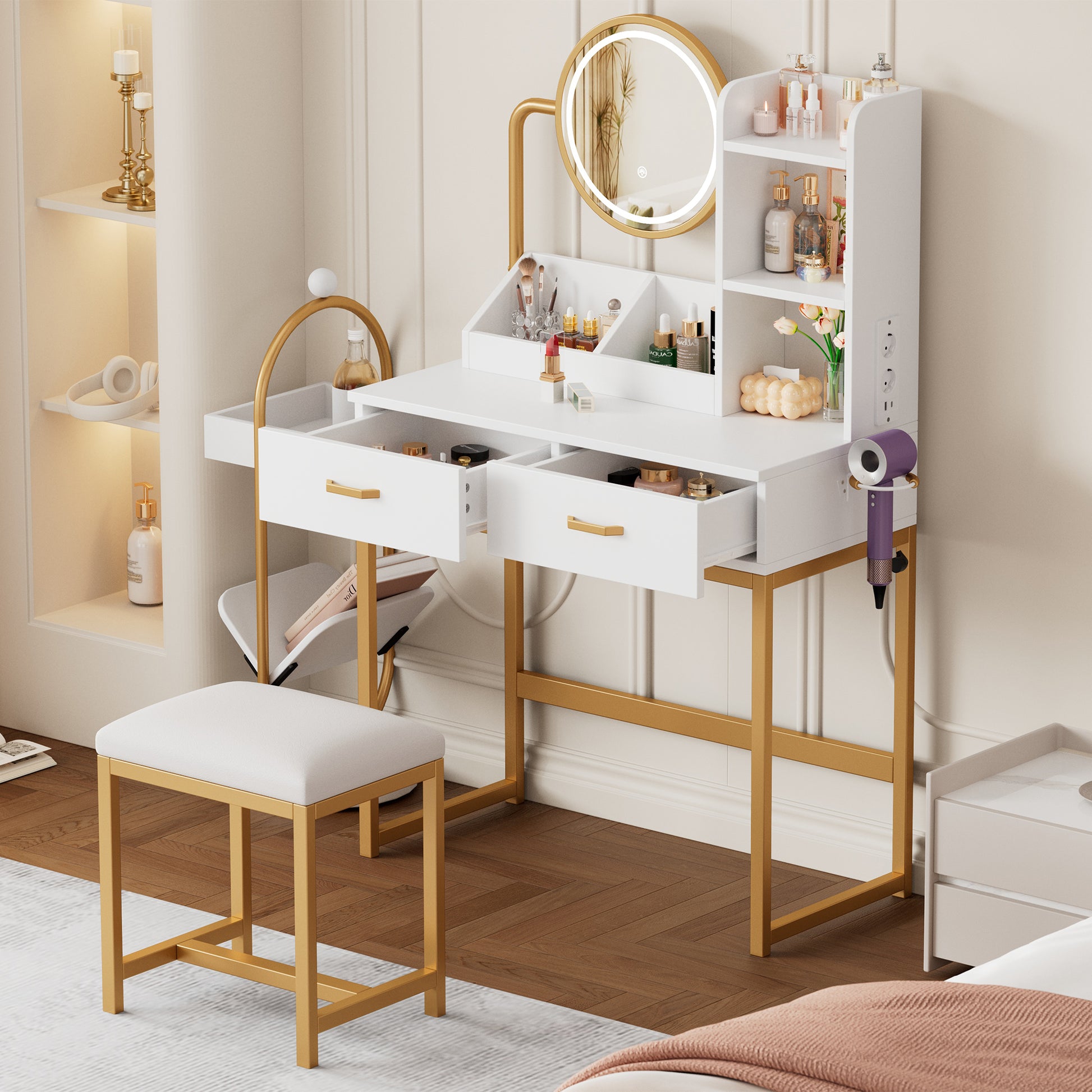 Gigab2b original image - Moderner Schminktisch mit LED-Beleuchtung, drehbarem Spiegel & Steckdosen – inkl. Hocker & goldenen Metallbeinen – 2 Schubladen + 2 offene Ablageflächen, weiß, Maße: 80×138.5×40 cm (OLDskuN657P282181G