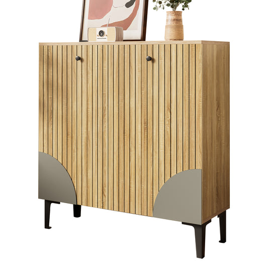 Gigab2b original image - Moderner Schuhschrank 90x32x94 cm in Holzoptik mit drei Türen, Stauraum und Ablage – heller Flurschrank mit schwarzem Gestell, vertikaler Struktur & grauer Dekoration
