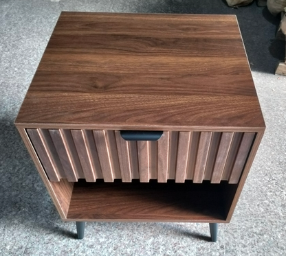 Moderner Nachttisch mit integrierter Schublade. Geeignet für Schlafzimmer, Flur, Wohnzimmer und Kinderzimmer. Farbe: Walnuss. Maße: 45 x 40 x 53 cm. 1 Stück.