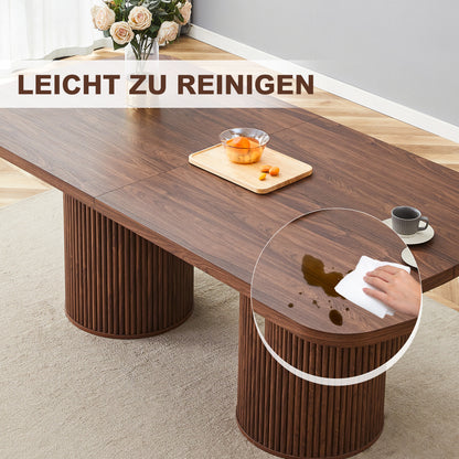 Moderner ovaler Esstisch mit geriffeltem Säulenfuß, hochwertiger MDF-Oberfläche in Holzoptik, im Wabi-Sabi- und Mid-Century-Stil für die heimische Küche