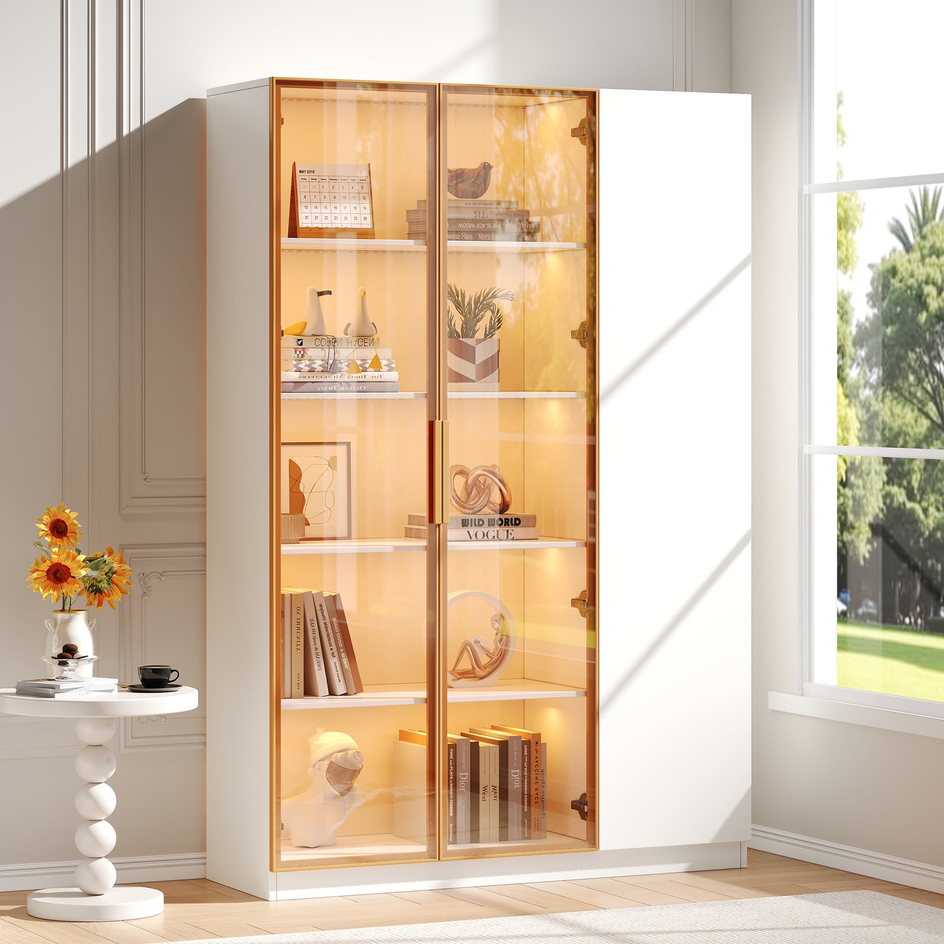 Gigab2b original image - Glasvitrine, Höhe 165cm–dreitürige Vitrine mit LED-Beleuchtung, mehrfarbig einstellbar, freistehende Vitrine mit Sicherheitsglas, verstellbaren Einlegeböden und Kippschutz, weiß-Vitrine,Weinschrank